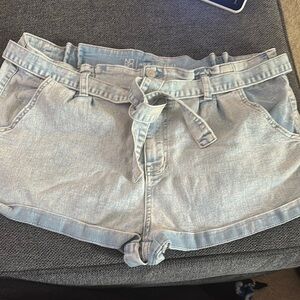 No Boundaries Stretchy Light Wash Denim Shorts with belt - Size XXL/19